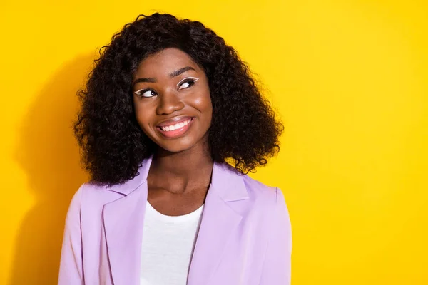 Foto von jungen schönen glücklich lächelnd verträumte Geschäftsfrau suchen Kopierraum isoliert auf gelbem Hintergrund — Stockfoto