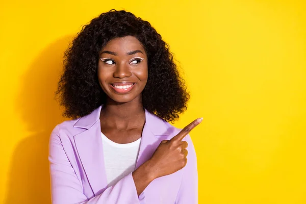 Foto av ung vacker charmig leende härlig afro kvinna peka finger copyspace annonsera isolerad på gul färg bakgrund — Stockfoto