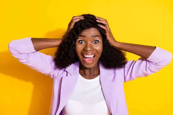 Foto van jonge gelukkige gekke opgewonden Afrikaanse vrouw houd handen hoofd te koop enorme verkoop korting geïsoleerd op gele kleur achtergrond — Stockfoto