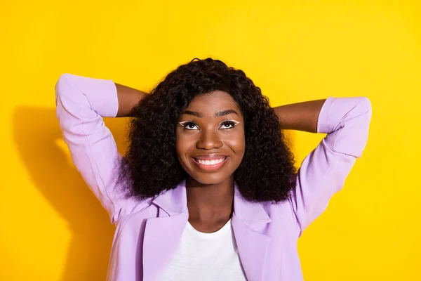 Φωτογραφία του νεαρού ευτυχισμένη χαμογελαστή ονειρική afro γυναίκα ματιά copyspace χαλαρώστε απομονωμένη σε κίτρινο χρώμα φόντο — Φωτογραφία Αρχείου