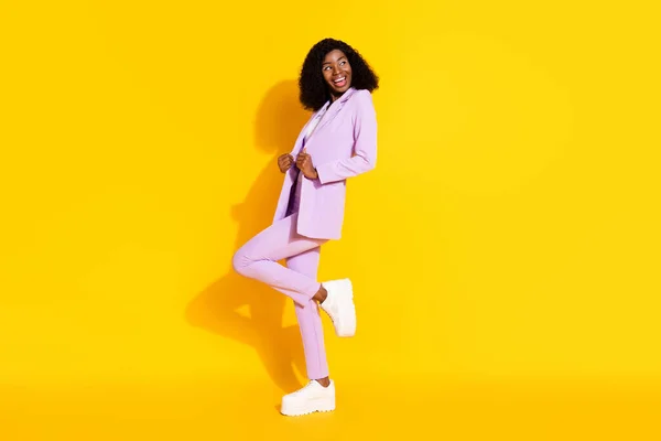 Photo pleine grandeur de jeune femme d'affaires afro souriante dansant regarder copyspace isolé sur fond de couleur jaune — Photo