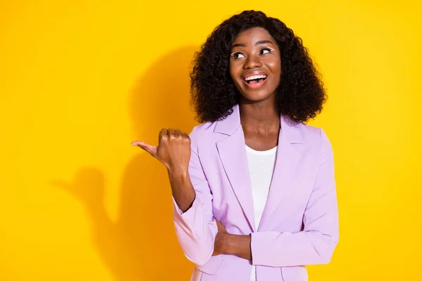 Foto av ung glad glad glad leende afro flicka peka finger copyspace annonsera produkten isolerad på gul färg bakgrund — Stockfoto