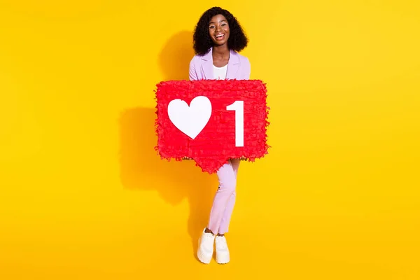 Foto de tamaño completo de joven feliz encantadora excitada encantadora afro chica mantenga enorme como reacción aislada en el fondo de color amarillo —  Fotos de Stock