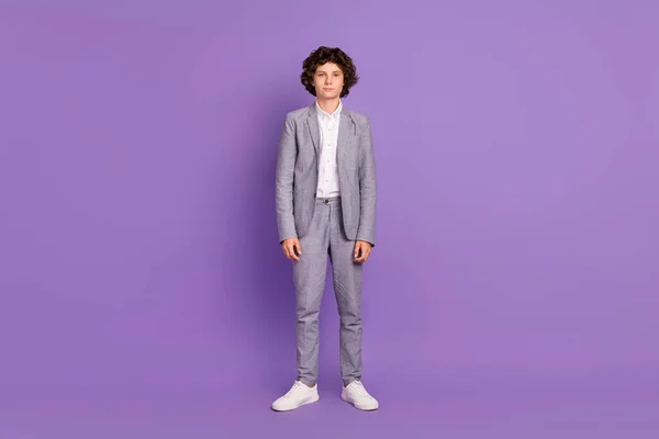 Foto di calma concentrato fiducioso scolaro ragazzo posa indossare abito grigio isolato colore viola sfondo — Foto Stock