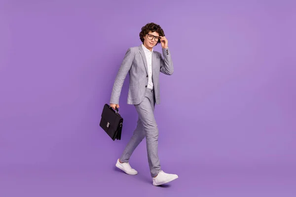 Foto di umile ragazzo portare caso torna a scuola indossare occhiali abito grigio isolato colore viola sfondo — Foto Stock