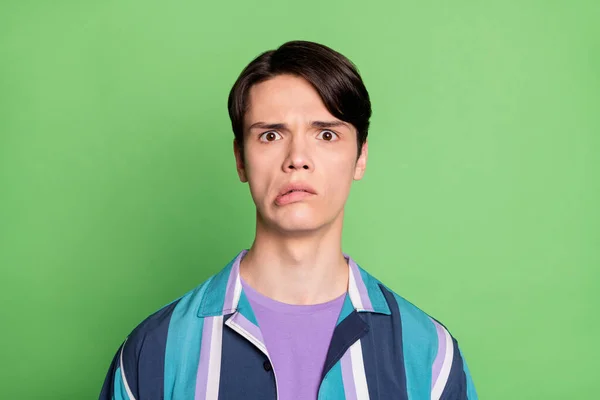 Foto di stressato brunet ragazzo millenario indossare camicia a righe isolato su sfondo di colore verde — Foto Stock