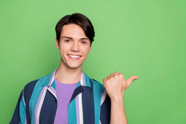 Zdjęcie cute brunet millennial facet punkt miejsce nosić niebieską koszulę izolowane na zielonym tle kolor — Zdjęcie stockowe