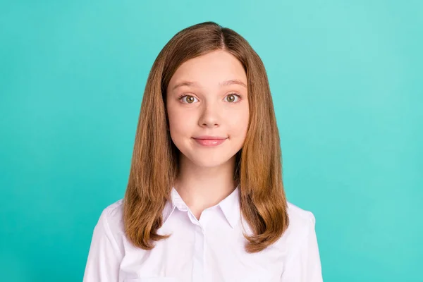 Retrato de menina alegre atraente estudante vestindo blusa branca isolada sobre fundo brilhante cor azul-turquesa teal — Fotografia de Stock