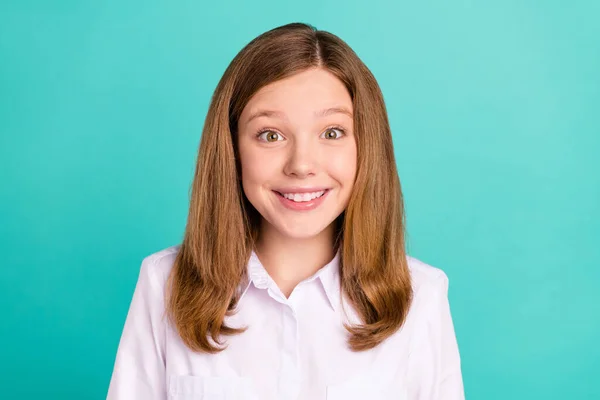 Retrato de atraente espantado alegre menina de cabelos castanhos bom humor isolado sobre brilhante teal turquesa cor de fundo — Fotografia de Stock