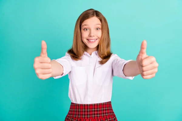 Πορτρέτο της ελκυστικής χαρούμενο κορίτσι δίνοντας διπλή διαφήμιση μικρογραφία απομονώνονται πάνω από ζωντανή teal τυρκουάζ φόντο χρώμα — Φωτογραφία Αρχείου