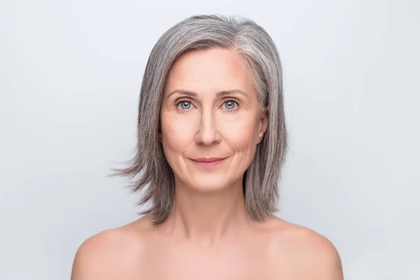 Foto van mooie oude vrouw rustig rustig gezicht stemming vlekkeloze huid cosmetologie geïsoleerd op grijze kleur achtergrond — Stockfoto