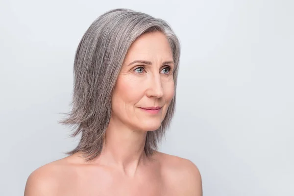 Perfil vista lateral retrato de atraente mulher de meia-idade efeito colágeno isolado sobre fundo de cor pastel cinza — Fotografia de Stock