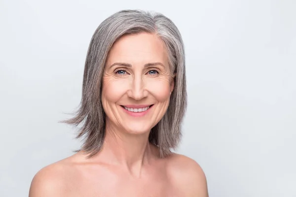 Retrato de atraente alegre mulher de meia-idade colágeno botox efeito de elevação isolado sobre fundo de cor pastel cinza — Fotografia de Stock