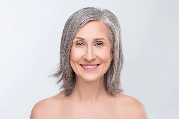 Foto de encantador feliz atraente velha mulher sorrir boa pele anti idade isolado no fundo de cor cinza — Fotografia de Stock