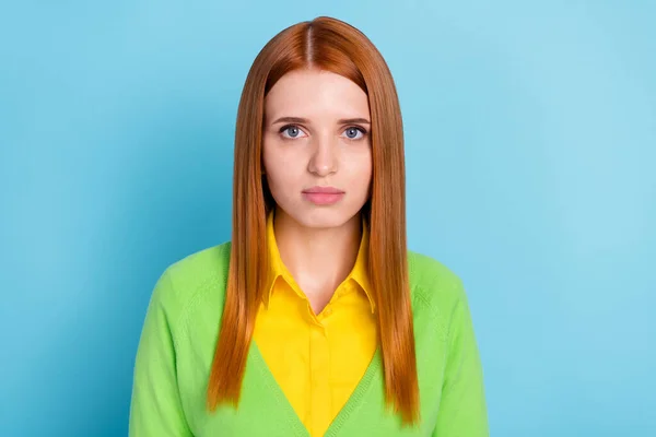 Foto di rigorosa acconciatura arancione giovane pupilla signora indossare verde giallo maglione isolato su sfondo di colore blu — Foto Stock