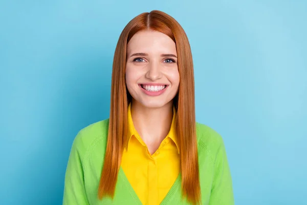 Retrato de menina de cabelos vermelhos alegre atraente vestindo roupas casuais brilho isolado sobre fundo de cor azul brilhante — Fotografia de Stock