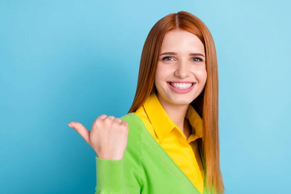 Portrét atraktivní veselý rusovlasá dívka demonstrující kopii prázdný prostor reklama nabídka izolované přes jasně modré barvy pozadí — Stock fotografie