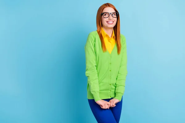 Retrato de atractiva chica de pelo rojo alegre tímida mente pensamiento copia espacio vacío aislado sobre fondo de color azul brillante —  Fotos de Stock