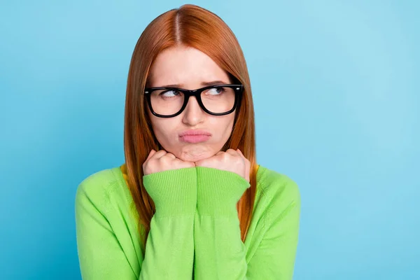 Foto van jonge droevige dame kijken lege ruimte dragen bril groene trui geïsoleerd op blauwe kleur achtergrond — Stockfoto