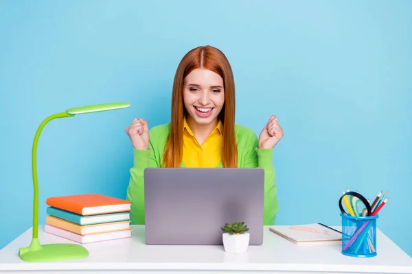 Retrato de agradável atraente menina alegre sorte usando laptop regozijando sucesso isolado sobre fundo de cor azul pastel — Fotografia de Stock