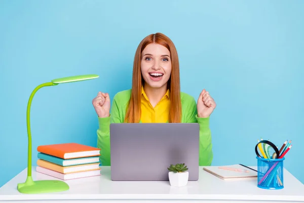 Foto von Hurra rote Frisur junge Dame Hände Arbeit Laptop tragen grüne Strickjacke Arbeit von zu Hause isoliert auf blauem Hintergrund — Stockfoto