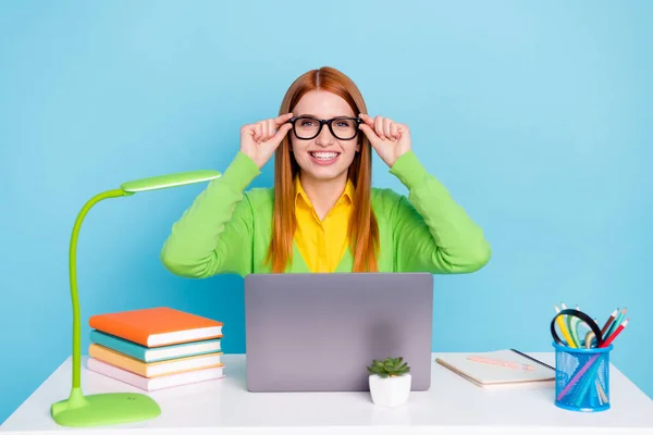 Foto der jungen Dame Arbeit von zu Hause aus Hände Brille tragen grünen Pullover isoliert auf blauem Hintergrund — Stockfoto