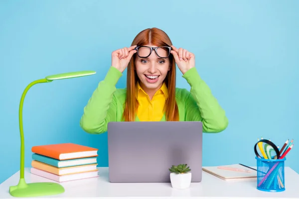 Portret van aantrekkelijke verbaasd vrolijk meisje met behulp van laptop leesrapport geïsoleerd over pastel blauwe kleur achtergrond — Stockfoto