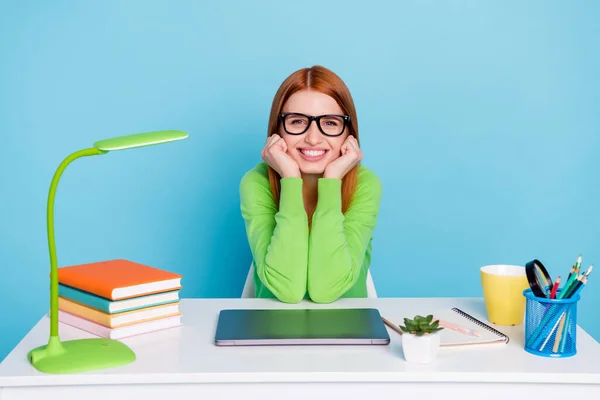 Foto von jungen cleveren Dame arbeiten von zu Hause tragen Brille grünen Pullover isoliert auf blauem Hintergrund — Stockfoto