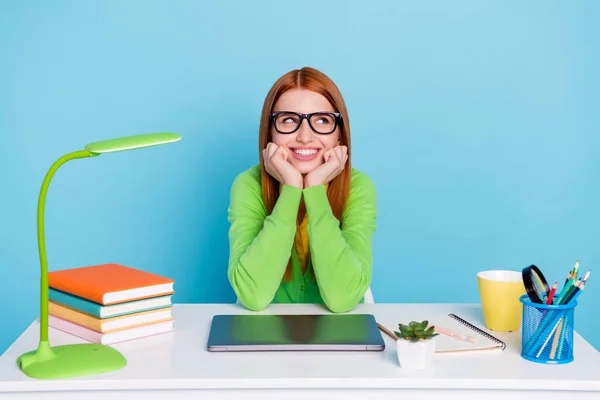 Foto von jungen süßen Dame Arbeit von zu Hause aus sehen leer Raum tragen Brille grünen Pullover isoliert auf blauem Hintergrund — Stockfoto