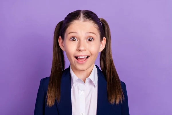 Foto de chocado funky escola menina desgaste azul uniforme boca aberta olhos grandes isolado roxo cor fundo — Fotografia de Stock