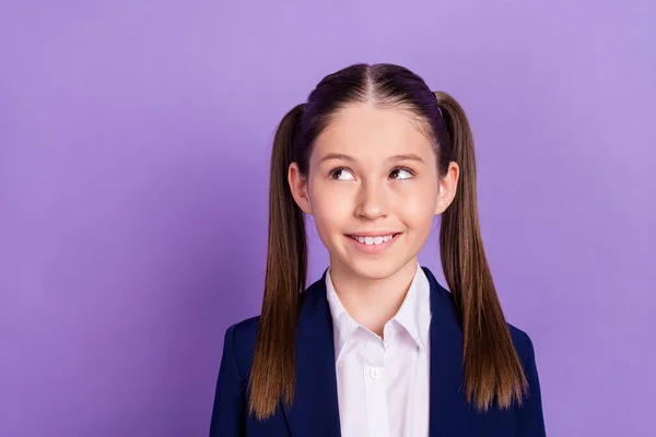 Foto de funky dreamy escola menina desgaste azul uniforme sorrindo olhando espaço vazio isolado cor roxa fundo — Fotografia de Stock