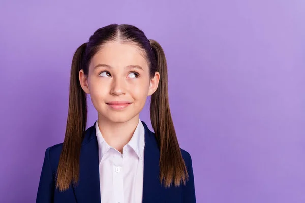 Foto de estudante doce alegre vestido uniforme azul olhando espaço vazio sorrindo isolado cor violeta fundo — Fotografia de Stock