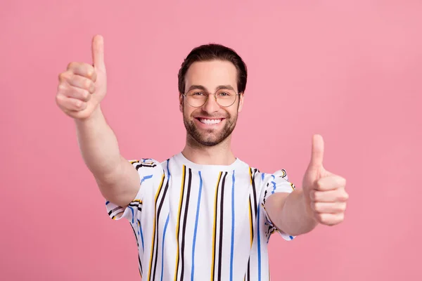 Photo de charmant jeune homme heureux positif faire pouces de bonne humeur isolé sur fond de couleur rose — Photo