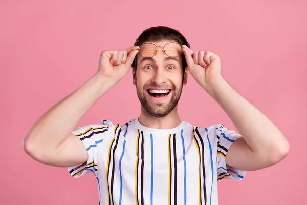 놀란 행복 한 남자가 핑크 색 배경에 고립된 좋은 기분 전환 뉴스 안경을 쓰고 사진 — 스톡 사진