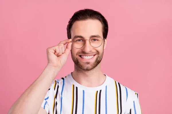 Foto retrato hombre en gafas de camiseta sonriendo feliz aislado pastel color rosa fondo — Foto de Stock