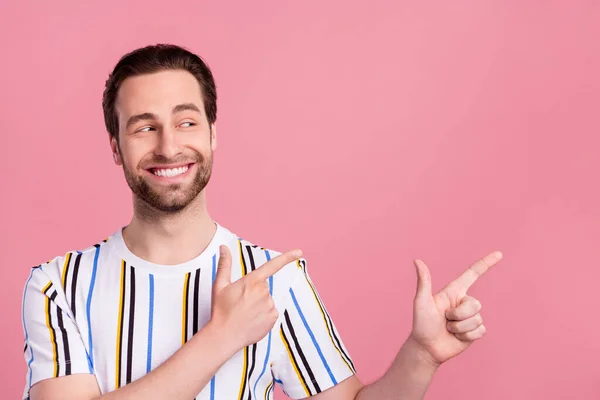 Foto von jungen glücklichen fröhlichen jungen Mann Zeigefinger leeren Raum Lächeln isoliert auf pastellrosa Hintergrund — Stockfoto