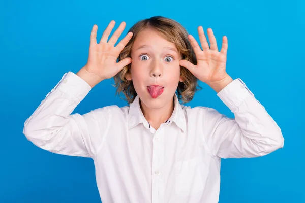 Retrato de chico alegre atractivo haciendo muecas burlas engañando a tener buen humor divertido aislado sobre fondo de color azul brillante —  Fotos de Stock