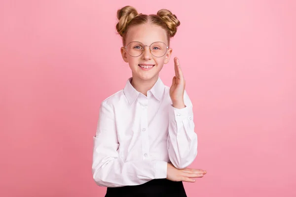 Fotografie malé roztomilé dívka ruce nahoru nosit bílé košile brýle izolované na pastelově růžové pozadí — Stock fotografie