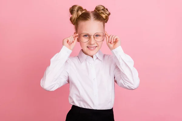 Fotografie krásné holčičky nosit bílé košile brýle izolované na pastelové růžové pozadí — Stock fotografie