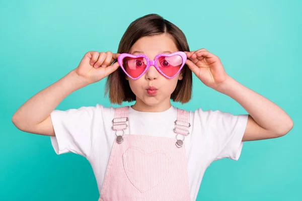 Foto di bella studentessa carina vestita rosa braccia generali occhiali grandi occhi labbra bronzato isolato colore turchese sfondo — Foto Stock