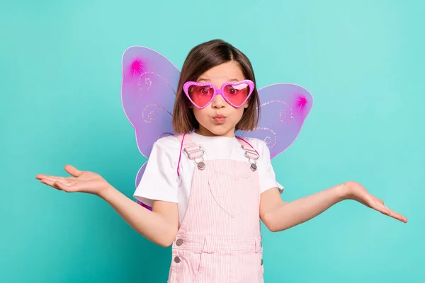 Foto van onder de indruk verbaasd schoolmeisje gekleed roze algehele brillen vleugels schouders geïsoleerde turquoise kleur achtergrond — Stockfoto