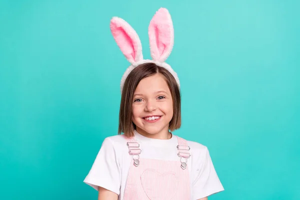 Foto de brillante chica de la escuela funky usar rosa en general orejas de conejito sonriendo fondo de color verde azulado aislado —  Fotos de Stock