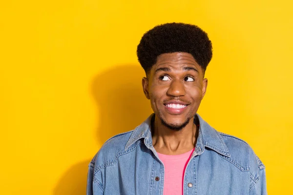 Foto de jovem feliz afro americano alegre homem olhar vazio espaço sonho isolado no fundo cor amarela — Fotografia de Stock