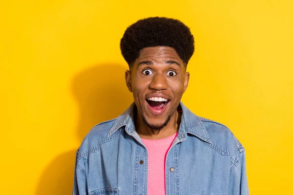 Foto von lustig schockiert dunkle Haut Mann tragen Jeans-Shirt lächelnd offenen Mund isoliert gelbe Farbe Hintergrund — Stockfoto