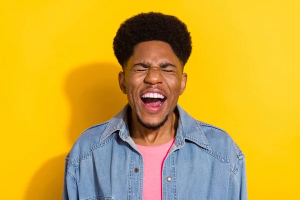 Foto de alegre joven afro americano alegre hombre risa buen humor broma aislado sobre brillo amarillo color fondo —  Fotos de Stock