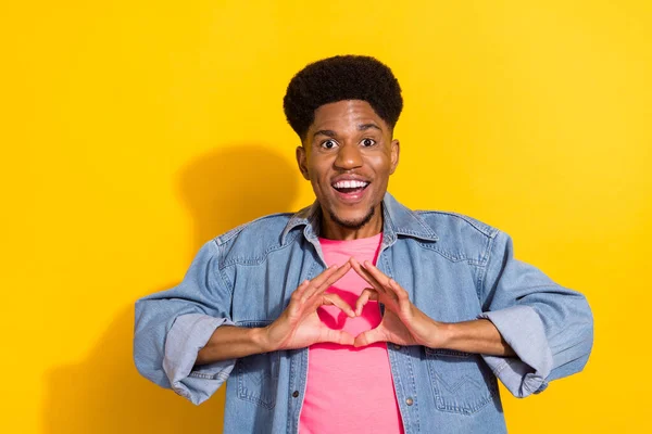Photo de positif heureux afro américain jeune homme faire doigts en forme de coeur isolé sur fond de couleur jaune — Photo