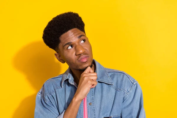 Foto de espírito jovem afro-americano olhar espaço vazio acho que imaginar isolado no fundo de cor amarela — Fotografia de Stock