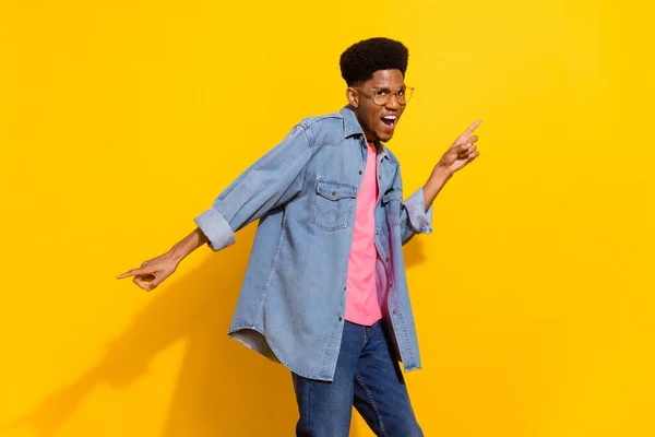 Foto av unga funky afro amerikan glad man dans gott humör leende isolerad på gul färg bakgrund — Stockfoto