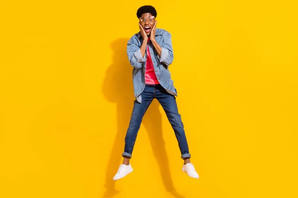 Corpo inteiro foto de louco feliz afro americano homem saltar para cima levantar as mãos isoladas no fundo de cor amarela — Fotografia de Stock