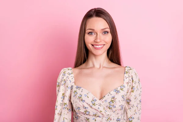 Foto retrato sorridente menina no vestido isolado pastel cor-de-rosa fundo — Fotografia de Stock